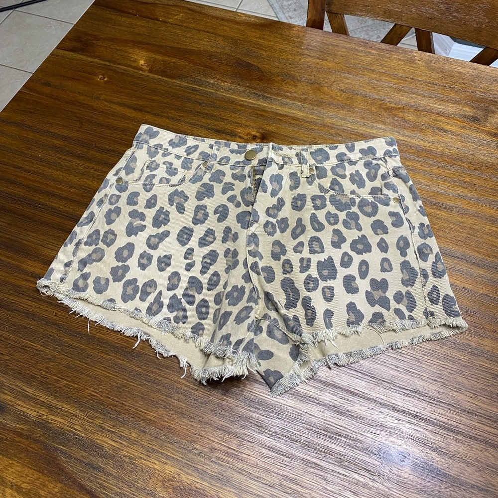 Easel los angeles  Cheetah Fringe Jean Shorts Size Small
